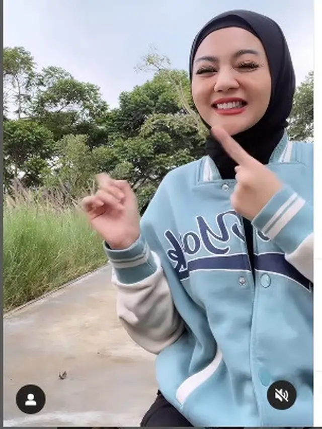 Penyanyi dangdut Jenita Janet konsisten tampil memakai hijab (Foto: Instagram jenitajanet)