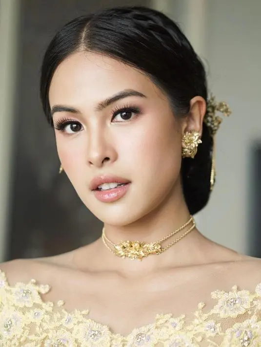 Untuk tatanan rambutnya minimalis dengan model braided low bun.