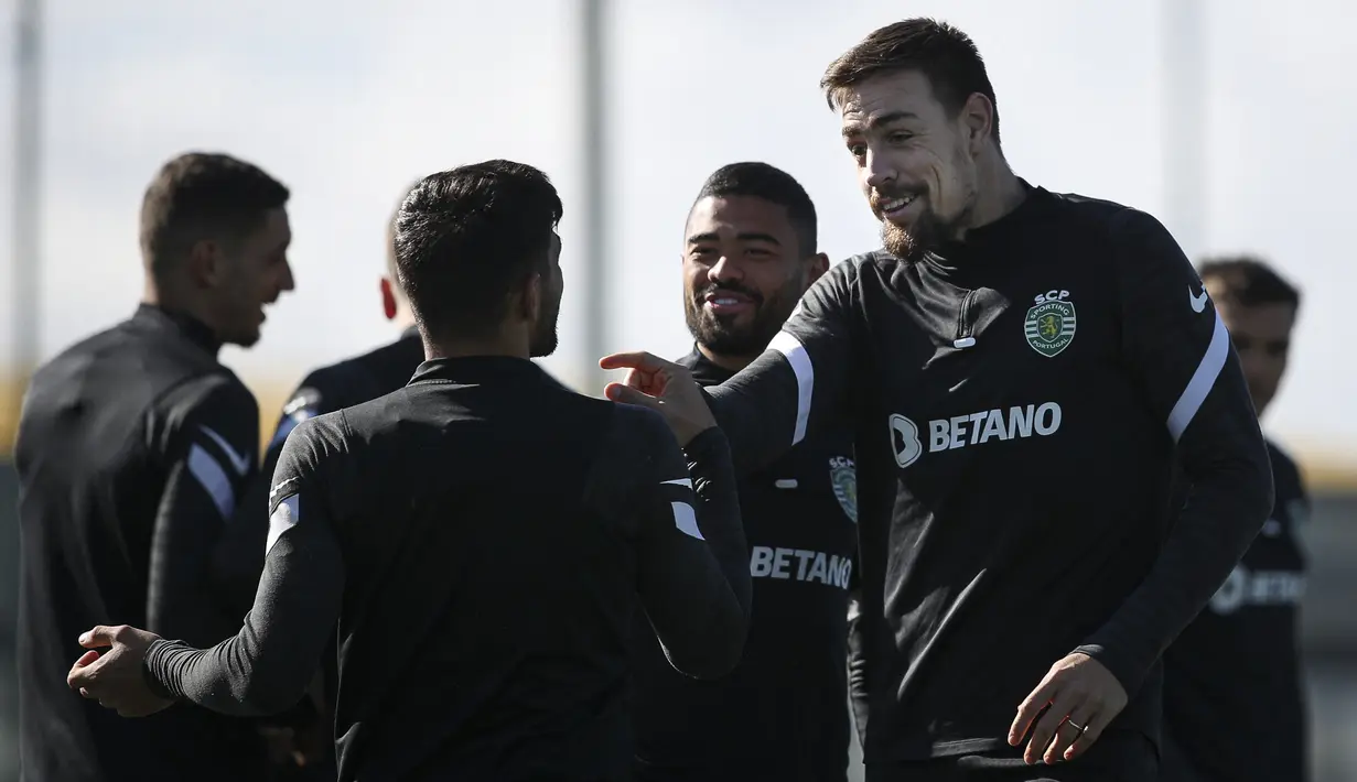 Bek Sporting CP Sebastian Coates (kanan) mengambil bagian dalam sesi latihan di tempat latihan Akademi Cristiano Ronaldo di Alcochete dekat Lisbon pada 14 Februari 2022. Sporting CP akan menjamu Manchester City dalam leg pertama 16 besar Liga Champions, Rabu (16/2) dini hari WIB. (FILIPE AMORIM/AFP)
