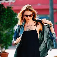Belum genap setahun melahirkan anak pertamanya, Behati Prinsloo, istri dari Adam Levine ini dikabarkan sedang mengandung buah hatinya yang kedua. Kabar ini muncul setelah Behati mengunggah fotonya. (Instagram/behatiprinsloo)