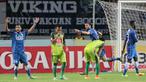 Vladimir Vujovic (2kanan) merayakan gol ke gawang Bhayangkara United pada lanjutan Torabika SC 2016 di Stadion Wibawa Mukti, Cikarang, Rabu (12/10/2016). (Bola.com/Nicklas Hanoatubun)