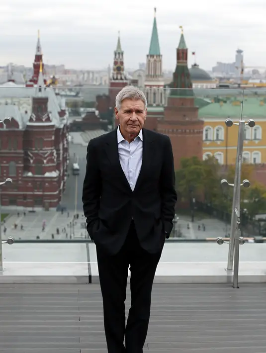 Harrison Ford berbicara tentang kecelakaan pesawatnya pada waktu berkunjung ke ‘Jimmy Kimmel Live!’.  Kala itu sang aktor mengenakan kostum hotdog dan menceritakan pengalamannya. (Bintang/EPA)