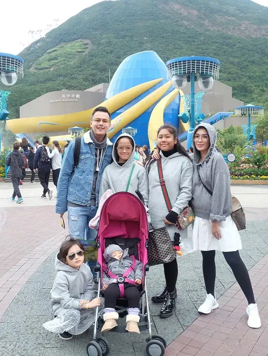 "Hk day 4 #oceanpark," tulis perempuan 36 tahun itu saat mengunggah foto dengan latar wahana mainan serta bukit di belakangnya. (Instagram/ussypratama)