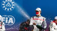 Sean Gelael di podium balapan Le Mans 24 Jam. (Istimewa)