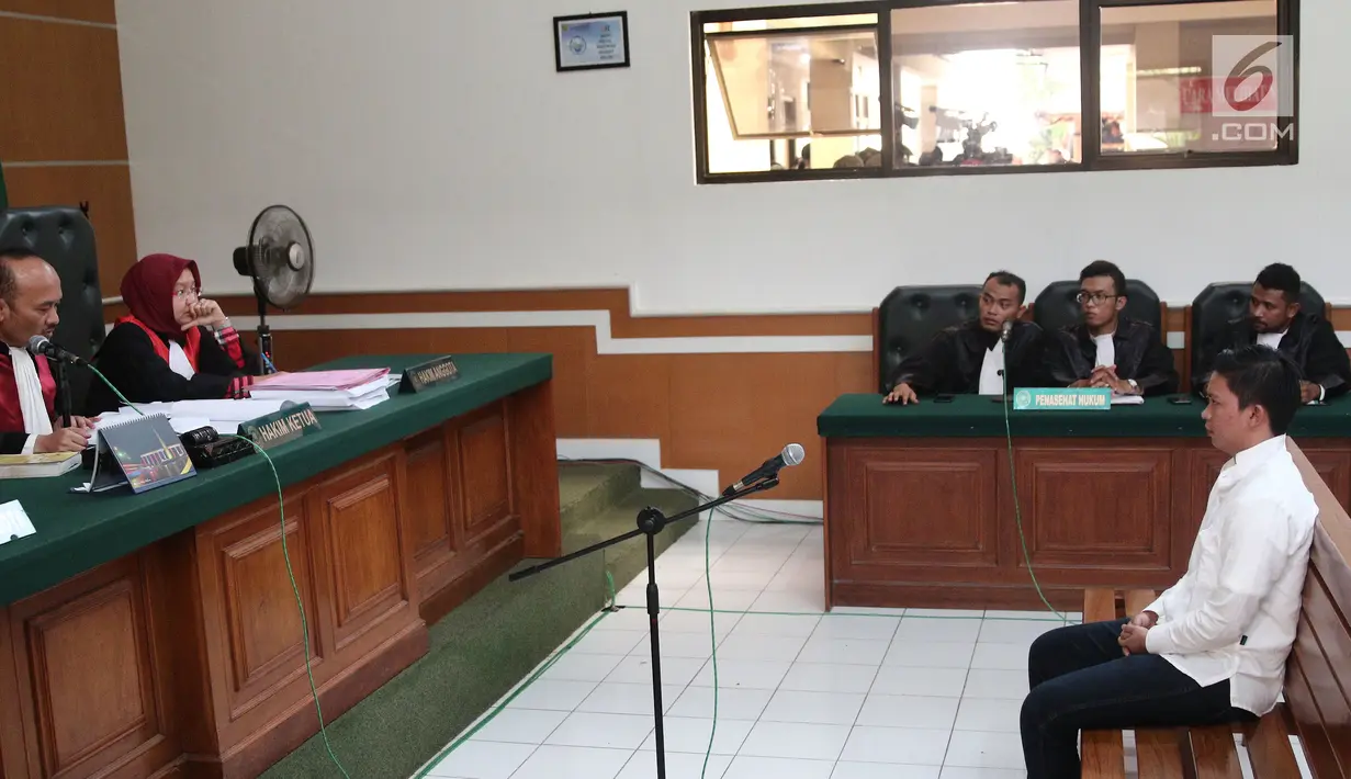 Suasana sidang vonis Komisaris First Travel Kiki Hasibuan di Pengadilan Negeri Depok, Jawa Barat, Rabu (30/5). Kiki divonis 15 tahun penjara dan denda 5 miliar rupiah subsider 8 bulan penjara. (Liputan6.com/Herman Zakharia)