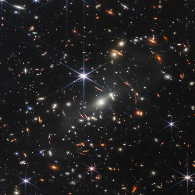Foto perdana dari Teleskop Ruang Angkasa James Webb milik NASA menampilkan gugusan galaksi dengan gambar paling jelas dalam sejarah. (Dok. NASA, ESA, CSA, and STScI)