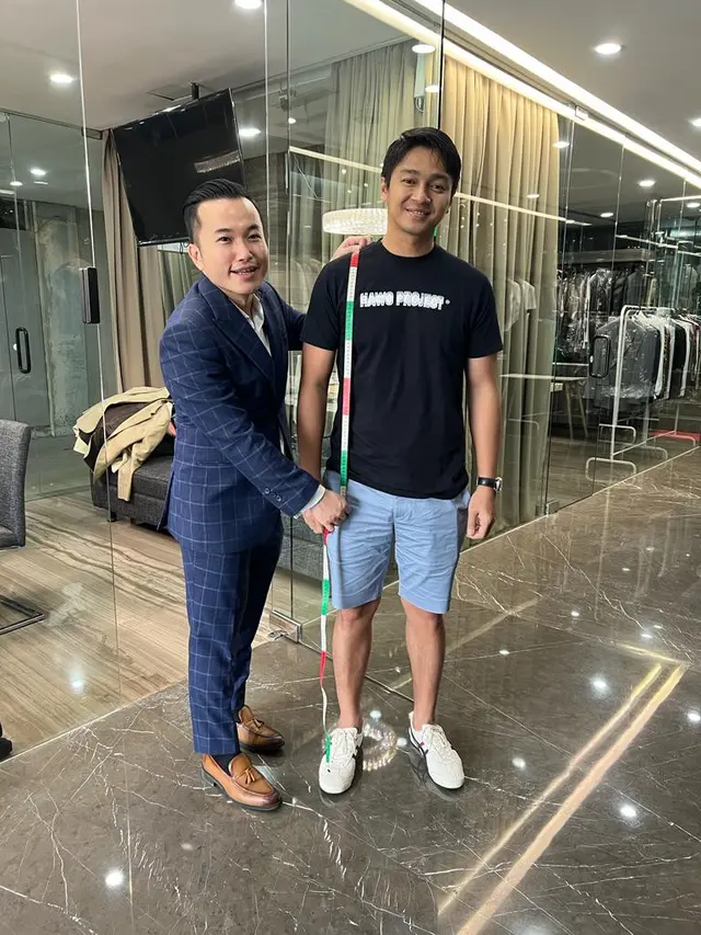 Deva Mahenra saat melakukan pengukuran jas pengantin kepada Stephen Wongso dari Wong Hang Tailor (IST)