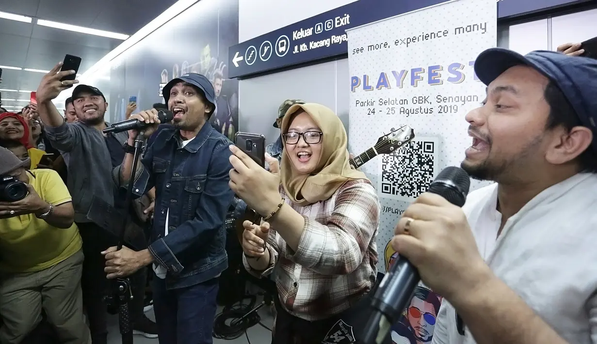 Tompi dan Glenn Fredly Ngamen