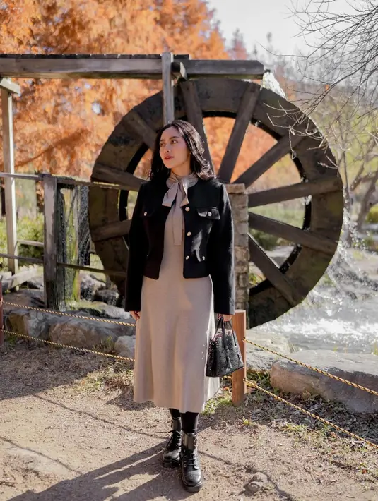 Selama di Negeri Gingseng tersebut, pasangan yang tengah jadi sorotan ini tak ragu memamerkan kebucinan mereka lewat pilihan gaya fashion yang serasi. [@rachelvennya]