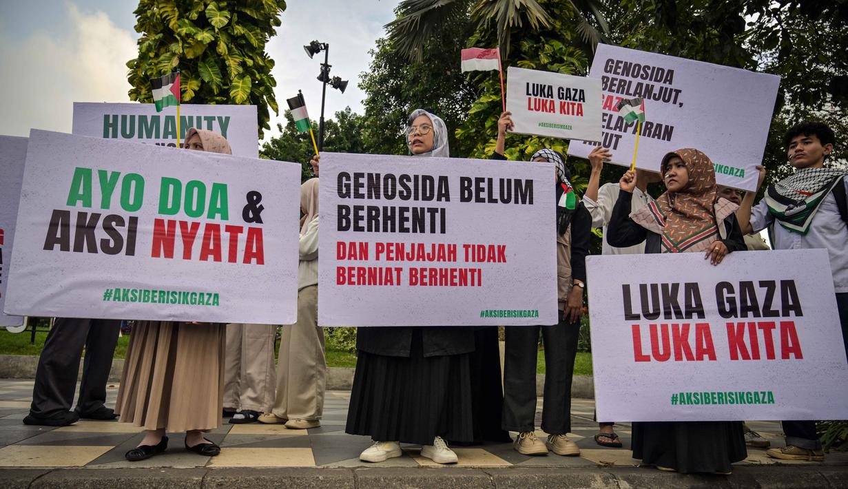 Para aktivis menggelar unjuk rasa menentang pencegatan kapal-kapal yang berpartisipasi dalam armada Global Sumud Flotilla (GSF), sebuah misi bantuan kemanusiaan ke Gaza melalui jalur laut, di Surabaya, Jawa Timur pada Kamis 21 Mei 2026. (JUNI KRISWANTO/AFP)