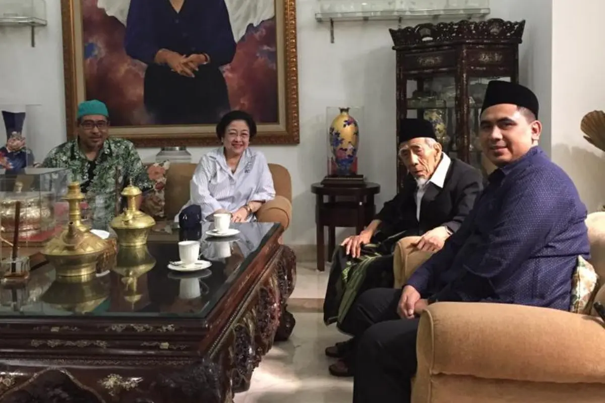 Ketua Umum DPP PDIP Megawati Soekarnoputri dan Mbah Maimoen Zubair, ulama sepuh Nahdlatul Ulama (NU). (Istimewa)