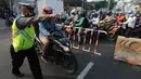 Petugas polisi memberhentikan pengendara motor saat memeriksa kelengkapan STR pada pos  perpanjangan Pemberlakuan Pembatasan Kegiatan Masyarakat (PPKM) Jalan Raya Ir.H.Djuanda, depan Sandratex, Tangerang Selatan, Kamis (15/07/2021). (merdeka.com/Arie Basuki )