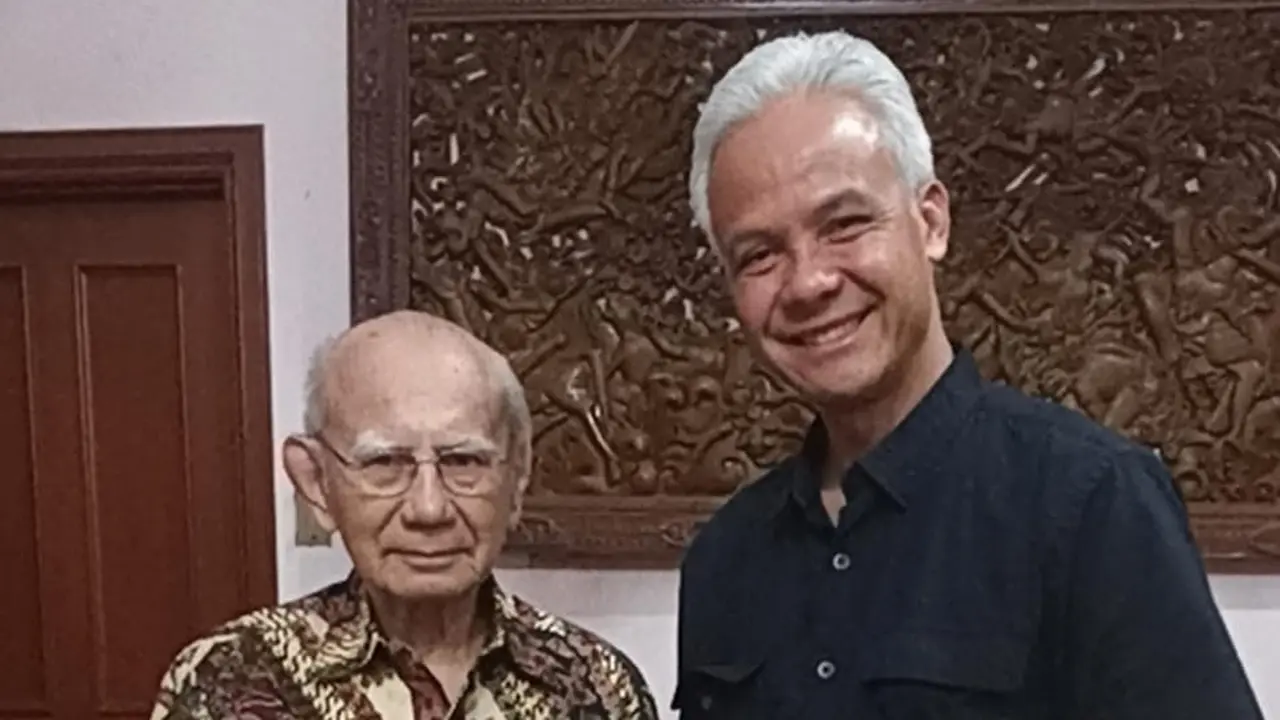 Calon Presiden (Capres) nomor urut 3, Ganjar Pranowo saat bertemu dengan mantan Pakar Lingkungan Hidup dan Kehutanan, Emil Salim.