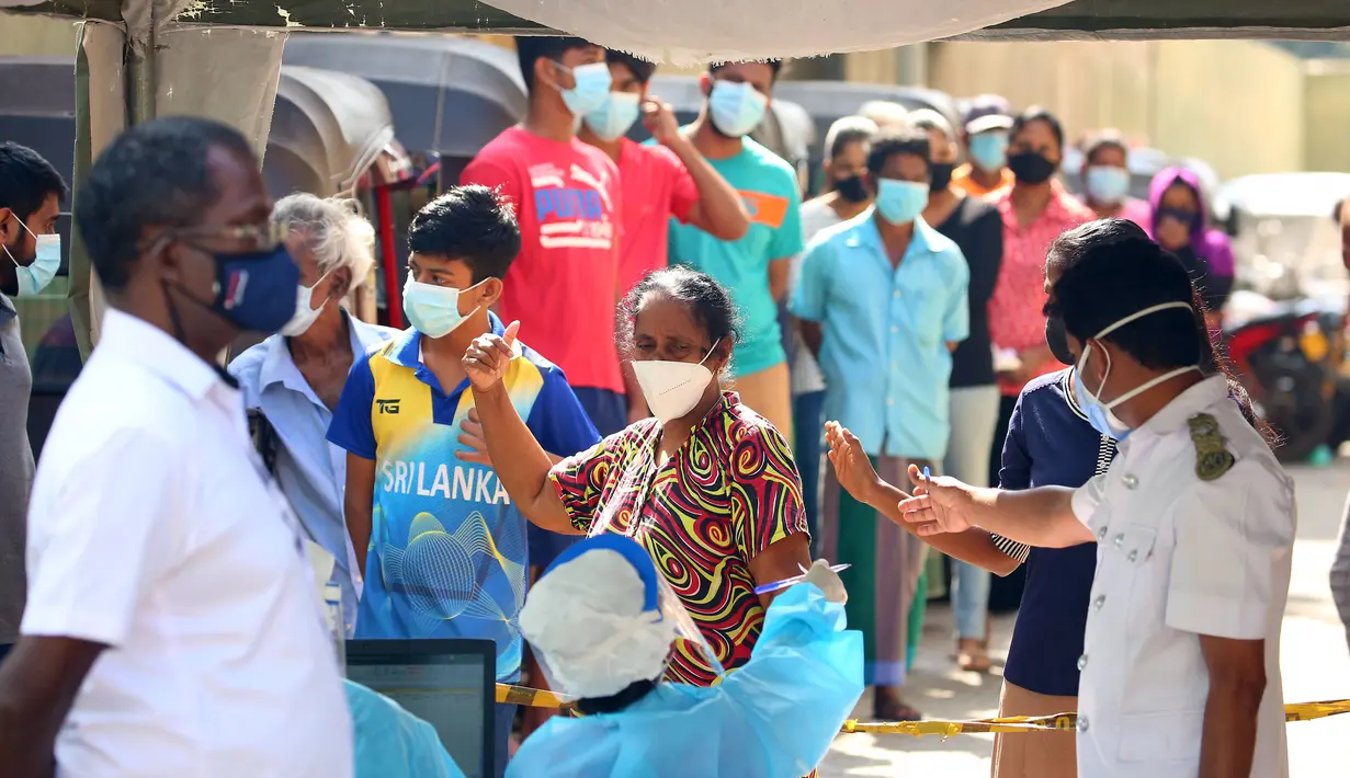 Penduduk setempat menunggu untuk menjalani Tes Cepat Antigen COVID-19 di Wellawatta, Kolombo, Sri Lanka, pada 8 Desember 2020. Jumlah pasien positif COVID-19 di Sri Lanka telah melampaui angka 28.000 pada Selasa (8/12) usai lebih dari 600 pasien terdeteksi pada hari sebelumnya. (Xinhua/Ajith Perera)