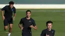 Pemain Inggris, Jadon Sancho, Trent Alexander-Arnold dan Ben Chilwell pemanasan saat latihan di Ciudad Deportiva Luis del Sol, Sevilla (14/10). Inggris akan melawan Spanyol  di Liga A Grup 4 UEFA Nations League 2018. (AFP Photo/Jorge Guerrero)