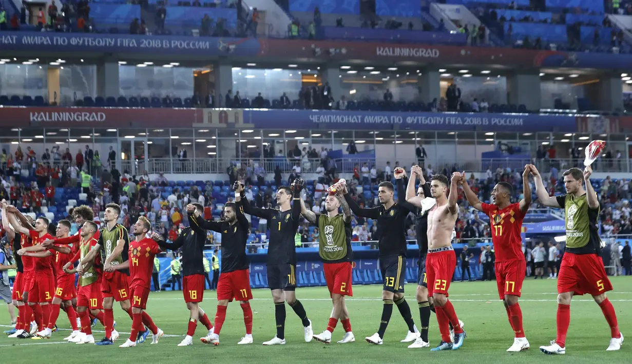 Para pemain Belgia merayakan kemenangan atas Inggris pada laga grup G Piala Dunia di Stadion Kaliningrad, Kaliningrad, Rabu (28/6/2018). Belgia menang 1-0 atas inggris. (AP/Hassan Ammar)