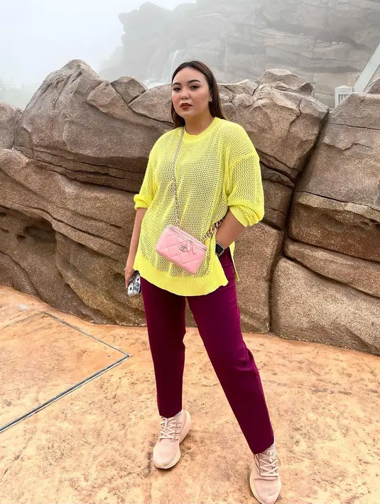 <p>Memberikan kesan bold pada tampilan, pernyataan melalui lipstik merah bisa jadi alternatif kala ingin menampilkan look yang penuh pernyataan tanpa harus memulaskan makeup secara full. (Foto: Instagram/ Angelica Manopo)</p>