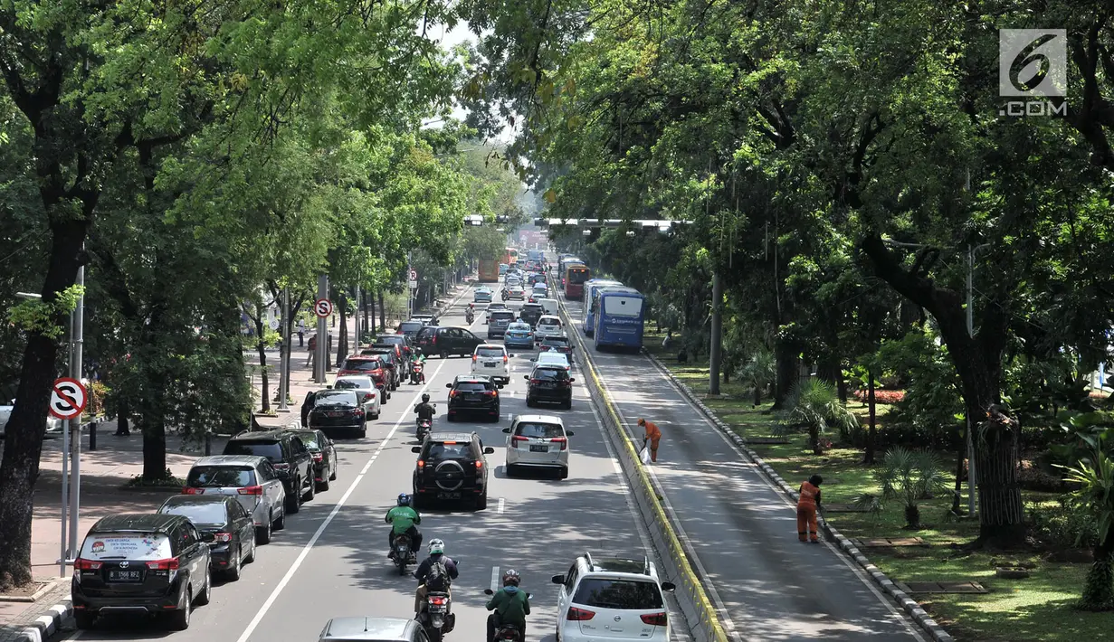 Kendaraan melintas di Jalan Medan Merdeka Barat, Jakarta, Senin (3/9). Dalam Pergub ini sistem ganjil genap tetap berlaku mulai pukul 06.00 hingga 21.00 WIB di ruas jalan yang telah ditentukan sebelumnya. (Merdeka.com/Iqbal S. Nugroho)