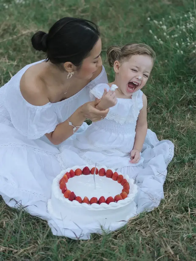 Jennifer Coppen mengenakan aksesori saat ulang tahun Kamari ke-2. [@jennifercoppenreal20]