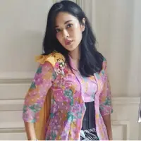 Warna pastel juga bisa diaplikasikan pada kebaya seperti Dian Sastro ini lho. Kini kebaya bisa digunakan saat hangout. @therealdisastr.