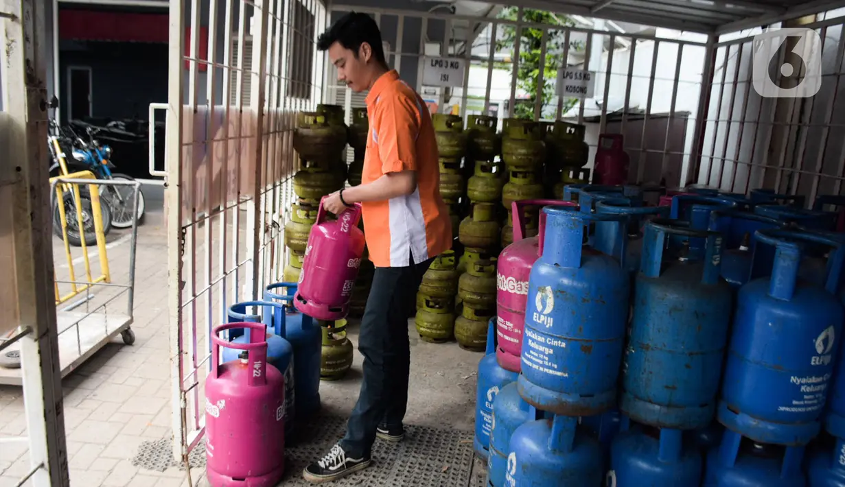 Petugas merapikan bright gas 5,5 kg dan 12 kg di SPBU Cikini, Jakarta, Rabu (8/4/2020). Hal itu terjadi seiring dengan imbauan bagi masyarakat untuk membatasi mobilisasi di luar rumah sebagai upaya pencegahan penularan virus Covid-19. (Liputan6.com/Angga Yuniar)