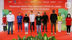 Perwakilan Halodoc, Gojek, Universitas Surabaya dan Allianz Life Syariah sebagai penyelenggara Drive Thru Vaksinasi COVID-19 Lansia, berfoto bersama pada peresmian Drive Thru Vaksinasi COVID-19 di Surabaya, Jawa Timur (27/03/2021). (Liputan6.com/Pool)