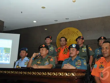 Panglima TNI Jenderal Moeldoko (kedua dari kiri) saat jumpa pers di Kantor Pusat Basarnas di Jakarta, Selasa (30/12/2014). (Liputan6.com/Herman Zakharia)