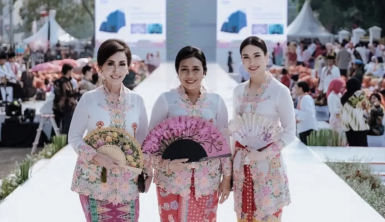 Perempuan kelahiran lahir 23 April 1987 ini pun memadukan kebaya dengan obi merah yang serasi dengan kain batik bernuansa Betawi.  [Instagram/@angelatanoesoedibjo]