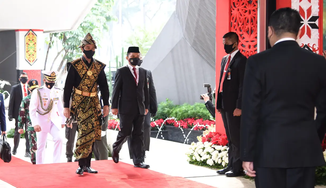 Presiden Joko Widodo saat tiba menghadiri sidang tahunan MPR RI di Gedung Nusantara Kompleks Parlemen Jakarta, Jumat (14/8/2020). Jokowi tampil mengenakan baju adat daerah Sabu dari Nusa Tenggara Timur (NTT). (Pool/BiroPemberitaanParlemen)