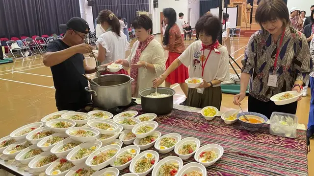 WNI dan warga Jepang menyantap soto.