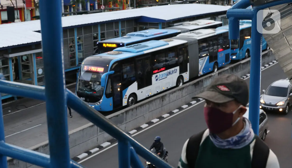 Warga melintas di JPO menuju halte transjakarta Harmoni, Jakarta, Kamis (1/10/2020). Pemberlakuan PSBB II berdampak pada menurunya pengguna transjakarta, selama dua pekan penerapan jumlah pengguna transjakarta tercatat 3.632.047. (Liputan6.com/Helmi Fithriansyah)