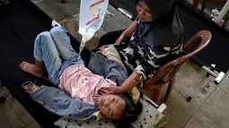 Hingga Selasa (23/9/2025), jumlah korban mencapai lebih dari 300 siswa yang tersebar di beberapa fasilitas kesehatan dengan kondisi beragam. (Timur Matahari/AFP)