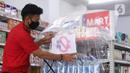 Karyawan menutup produk yang diboikot karena dinilai berafiliasi dengan Prancis dengan menggunakan pelastik dan bertada silang di sebuah minimarket di Tangerang, Banten, Kamis (5/11/2020). (Liputan6.com/Angga Yuniar)