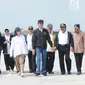 Presiden Joko Widodo didampingi Ibu Negara Iriana Joko Widodo dan sejumlah menteri meninjau ruas jalan tol Trans-Jawa seusai peresmian di Jawa Timur, Kamis (20/12). Jokowi meresmikan empat ruas tol Trans Jawa seksi Jawa Timur. (Liputan6.com/Angga Yuniar)