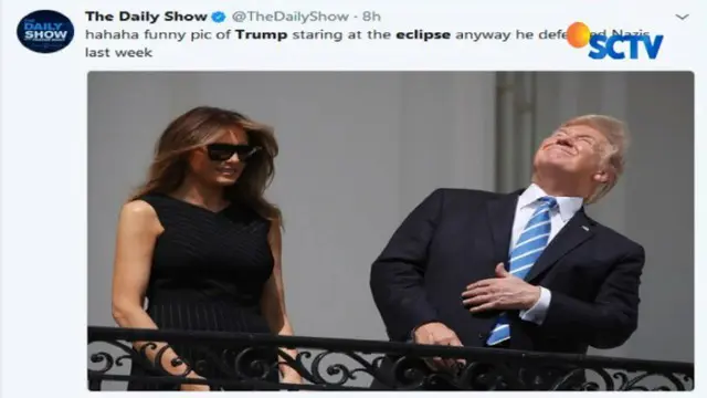 Donald Trump bersama Ibu Negara dan putranya ikut menyaksikan gerhana matahari di balkon Gedung Putih.