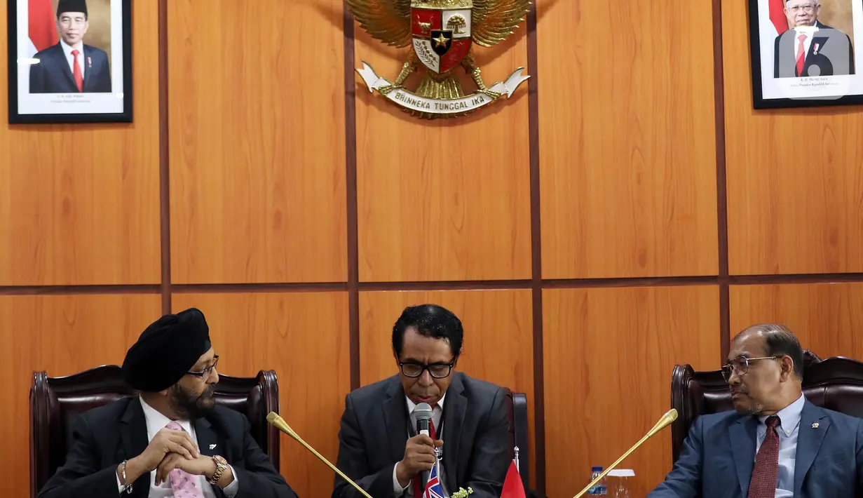 Wakil Ketua DPD Nono Sampono (kanan) berbincang dengan anggota Parlemen Manukau Timur, Selandia Baru, Kanwaljit Singh Bakshi (kiri) saat menggelar pertemuan di Kompleks Parlemen, Jakarta, Selasa (19/11/2019). Pertemuan itu untuk meningkatkan hubungan antara DPD dua negara. (Liputan6.com/JohanTallo)