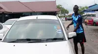 Makan Konate, dapat fasilitas mobil Proton Gen 2 dari T-Team Malaysia. (Bola.com/Nicklas Hanoatubun) 