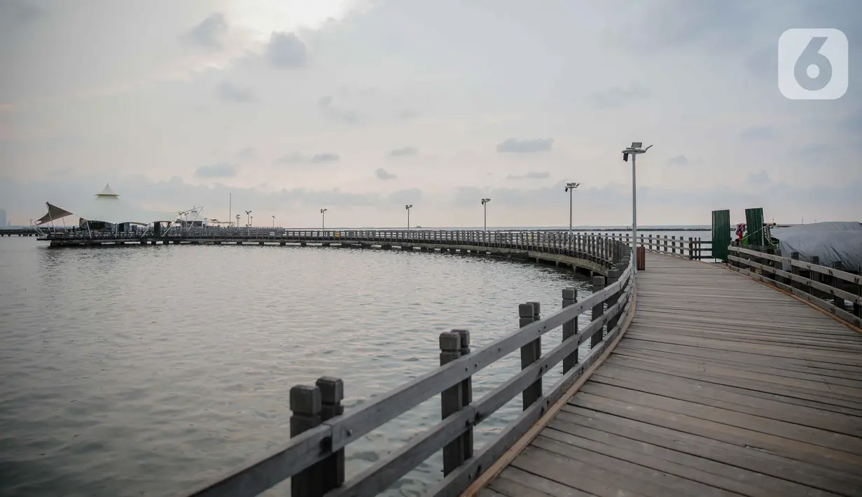 Pantai Ancol yang sepi usai ditutup antisipasi COVID-19 di Jakarta, Sabtu (14/3/2020). Selama masa penutupan, Taman Impian Jaya Ancol akan melakukan kegiatan overhaul seluruh wahana dan membersihkan fasilitas rekreasi dengan disinfektan dan pelengkap sanitasi lainnya. (Liputan6.com/Faizal Fanani)
