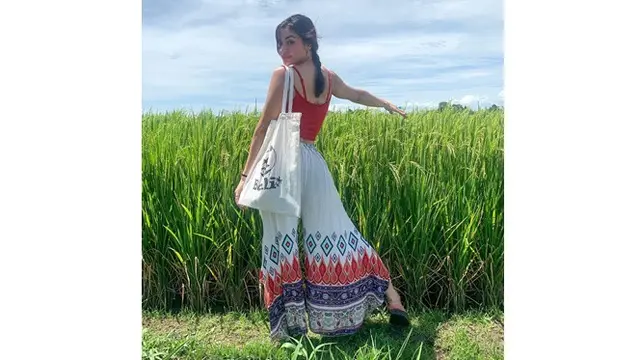 6 Gaya Sederhana Nora Alexandra saat di Pinggir Sawah, Lepas Penat