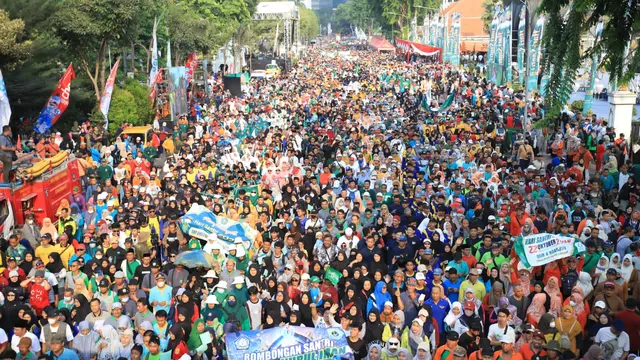 Acara jalan santai menyambut Hari Santri berlangsung meriah di Surabaya. (Istimewa)