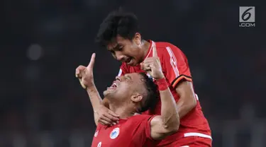 Pemain Persija, Addison Alves (bawah) merayakan gol yang dicetaknya ke gawang Song Lam Nghe An pada laga grup H Piala AFC di Stadion GBK Jakarta, Rabu (14/3). Persija unggul 1-0 atas Song Lam Nghe An. (Liputan6.com/Helmi Fithriansyah)