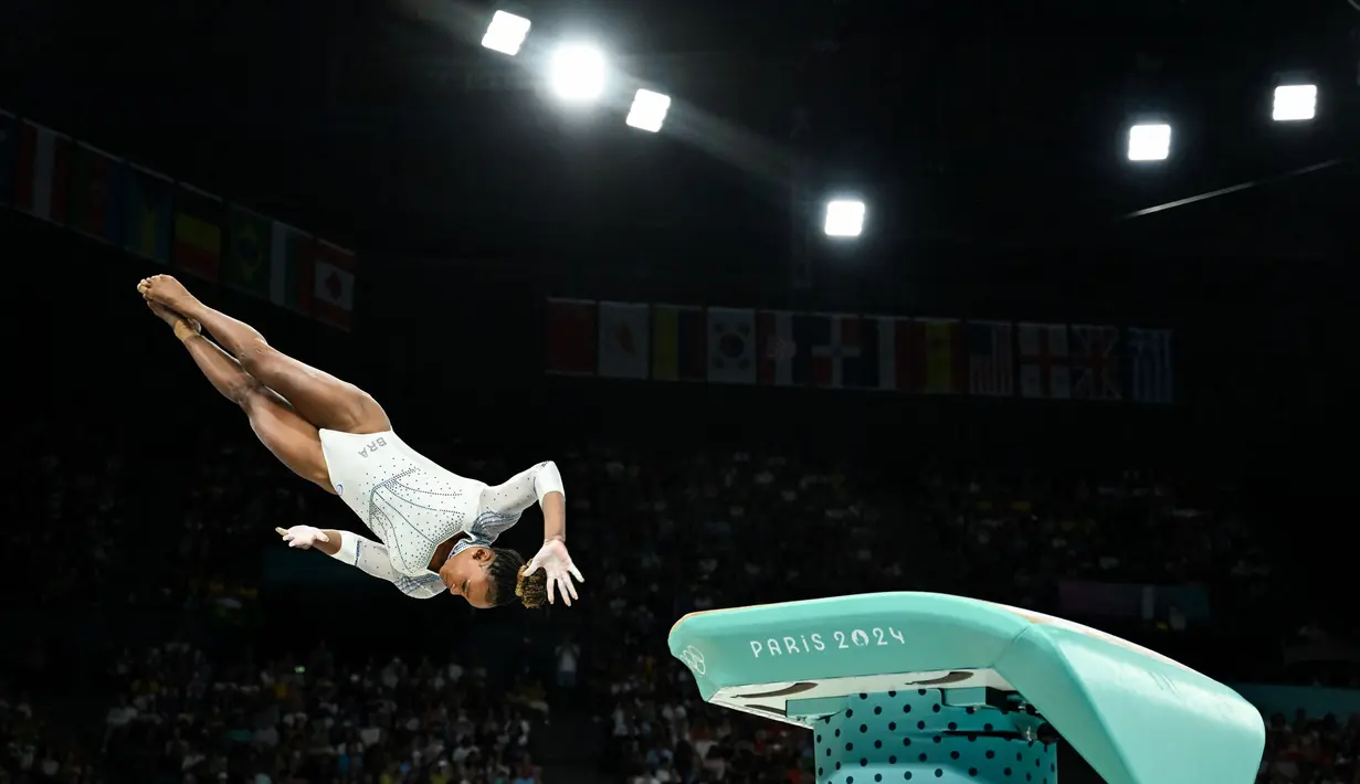 Rebeca Andrade dari Brasil saat bertanding di final lompat indah putri senam artistik selama Olimpiade Paris 2024 di Bercy Arena di Paris, pada 3 Agustus 2024. (Paul ELLIS/AFP)