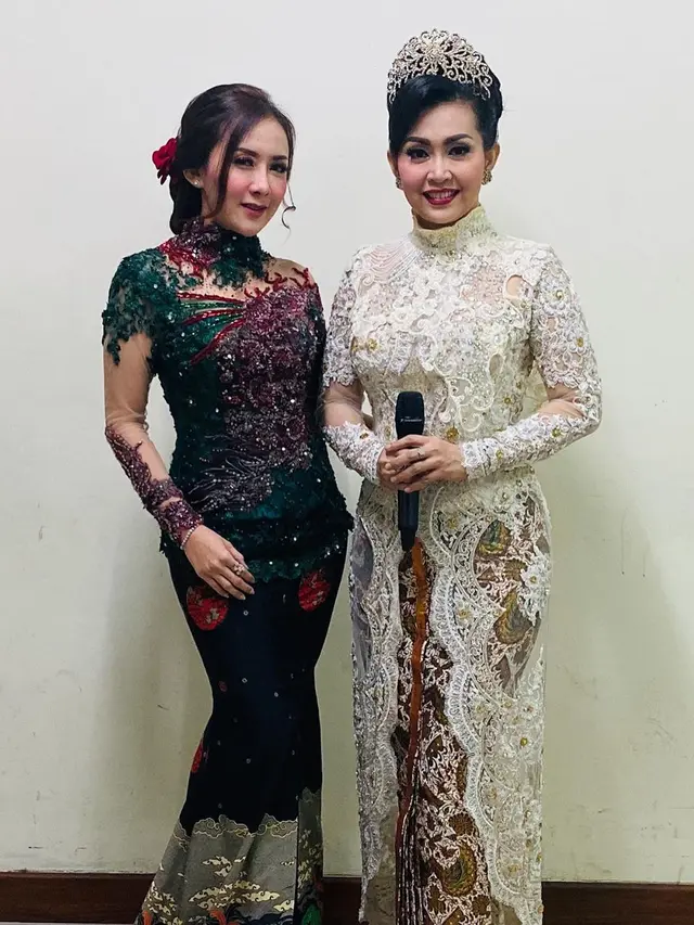 6 Potret Ratna Listy saat Pakai Kebaya, Memesona