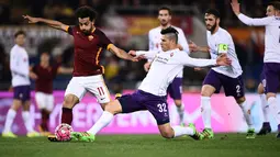 Pemain AS Roma, Mohamed Salah (kiri), berebut bola dengan pemain Fiorentina, Facundo Roncaglia, pada laga Serie A Italia di Stadion Olimpico, Roma, Sabtu (5/3/2016) dini hari WIB. (AFP/Filippo Monteforte)
