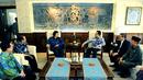 Menteri Lingkungan Hidup dan Kehutanan Siti Nurbaya saat bertemu Ketua DPD RI, Irman Gusman di Gedung DPD, Jakarta, Rabu (5/11/2014). (Liputan6.com/Andrian M Tunay)  