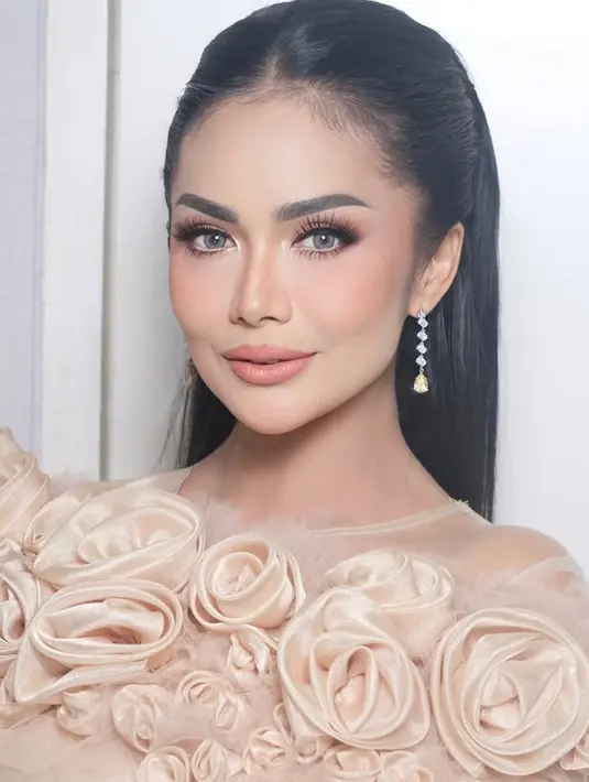 Menyesuaikan dressnya, Krisdayanti pun mengaplikasikan nuansa coklat pada riasan wajahnya. Ia tampil dengan blush on coral dan lipstik matte kecoklatan. Begitu pun eye shadow di matanya. [@krisdayantilemos]
