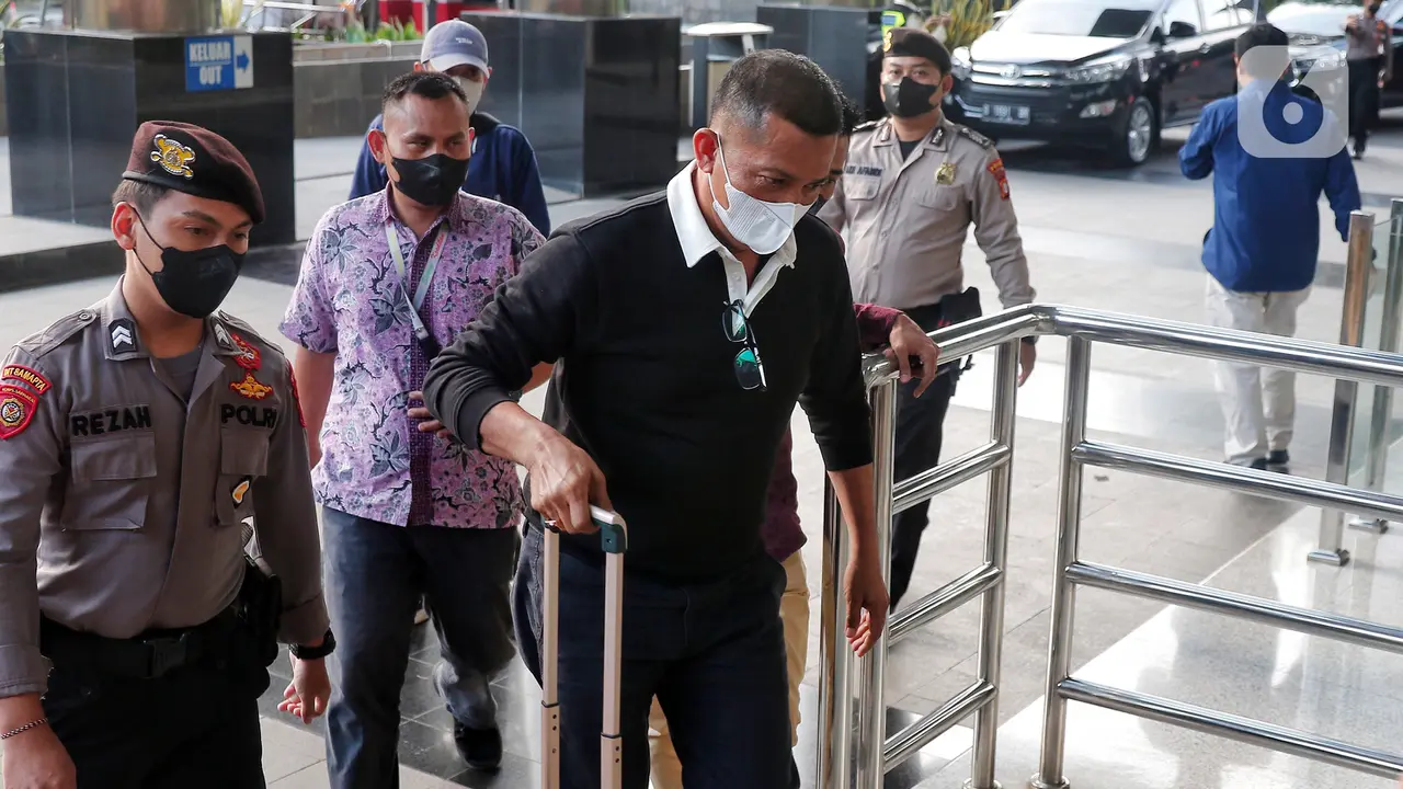 Terjaring OTT, Bupati Meranti Muhammad Adil Tiba di Gedung KPK