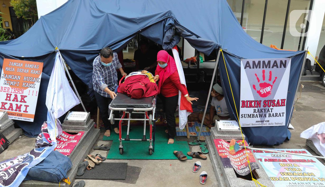 Tim Dokter Rumah Sakit Pena 98 membawa peserta aksi mogok makan ke rumah sakit di Komnas HAM, Jakarta, Minggu (18/12/2022). Sebanyak 5 peserta mogok makan yang melawan atas tindak kejahatan PT. Amman Mineral terhadap masyarakat Sumbawa Barat, tumbang akibat mengalami penurunan kesehatan dan dilarikan ke rumah sakit terdekat untuk mendapatkan perawatan medis. (Liputan6.com/Herman Zakharia)