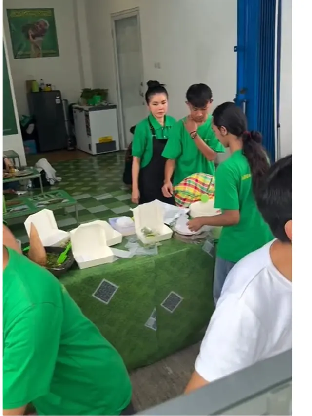 6 Potret Warung Jukut Goreng Epy Kusnandar, Konsep Lesehan Bernuansa Hijau