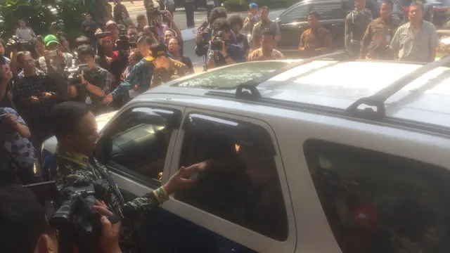 Gubernur DKI Anies Baswedan mengutus 30 orang Satpol PP Perempuan untuk menggeledah Hotel Alexis